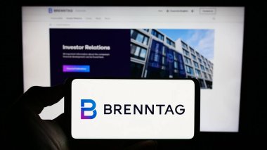 Stuttgart, Almanya - 09-17-2023: Alman kimyasal dağıtım şirketi Brenntag SE 'nin logosunun bulunduğu cep telefonu web sayfası önünde ekranda. Telefon ekranına odaklan.