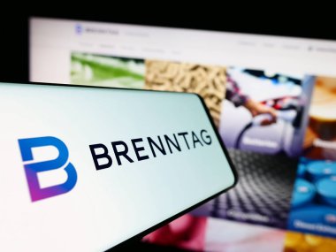 Stuttgart, Almanya - 09-17-2023: Alman kimyasal dağıtım şirketi Brenntag SE 'nin logosunu içeren cep telefonu web sitesinin önünde ekranda. Telefon ekranının merkez soluna odaklan.