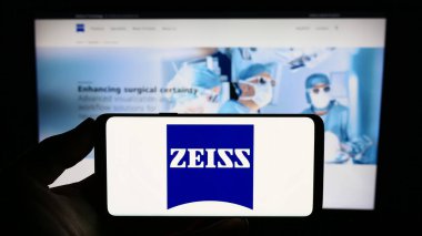 Stuttgart, Almanya - 09-17-2023: Tıbbi teknoloji şirketi Carl Zeiss Meditec AG 'nin logosuna sahip akıllı telefon sahibi kişi web sitesinin önünde ekranda. Telefon ekranına odaklan.