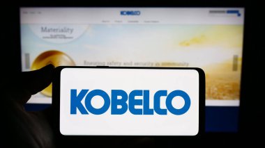 Stuttgart, Almanya - 09-17-2023: Japon şirketi Kobe Steel Ltd. (Kobelco) 'nun logosuna sahip kişi web sitesinin önünde ekranda. Telefon ekranına odaklan.