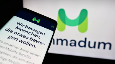 Stuttgart, Almanya - 09-17-2023: Avusturyalı sosyal yardım şirketi Ummadum Service GmbH 'nin web sitesine sahip akıllı telefon iş logosu önünde ekranda. Telefon ekranının sol üst kısmına odaklan.