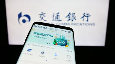 Stuttgart, Almanya - 09-17-2023: Çinli Bank of Communications Limited şirketinin web sitesi ile birlikte logo önünde ekranda. Telefon ekranının sol üst kısmına odaklan.