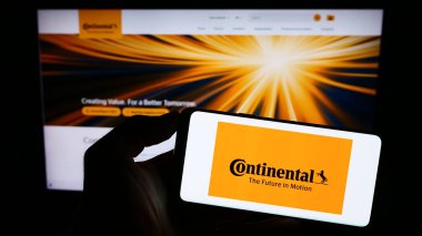 Stuttgart, Almanya - 09-17-2023: Alman otomotiv şirketi Continental AG 'nin logosuna sahip kişi web sitesinin önünde ekranda. Telefon ekranına odaklan.