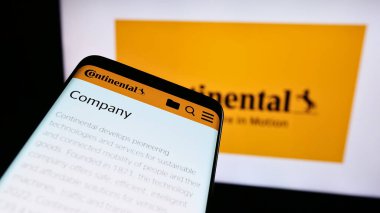 Stuttgart, Almanya - 09-17-2023: Alman otomotiv şirketi Continental AG 'nin web sayfası iş logosu önünde ekranda. Telefon ekranının sol üst kısmına odaklan.