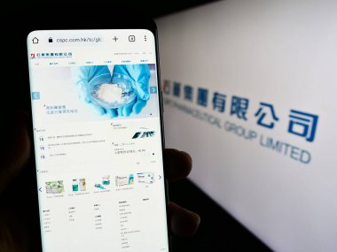 Stuttgart, Almanya - 09-17-2023: CSPC Pharmaceutical Group Limited şirketinin web sayfası ile akıllı telefon sahibi kişi logo önünde ekranda. Telefon ekranının merkezine odaklan.