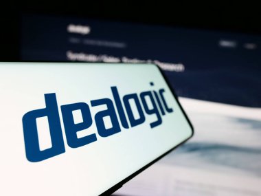 Stuttgart, Almanya - 09-17-2023: İngiliz finans şirketi Dealogic Ltd. 'nin logosuna sahip akıllı telefon iş dünyasının web sitesinin önünde ekranda. Telefon ekranının merkez soluna odaklan.