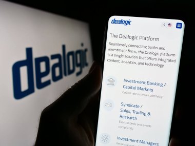 Stuttgart, Almanya - 09-17-2023: İngiliz finans şirketi Dealogic Ltd. 'nin internet sayfası olan cep telefonu logonun önünde ekranda. Telefon ekranının merkezine odaklan.
