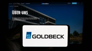 Stuttgart, Almanya - 09-17-2023: Alman inşaat şirketi Goldbeck GmbH 'nin logosunu taşıyan kişi web sitesinin önünde ekranda. Telefon ekranına odaklan.