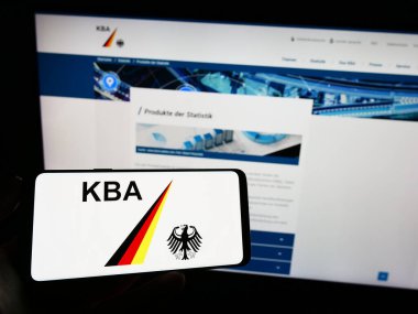 Stuttgart, Almanya - 09-17-2023: Alman federal ajansı Kraftfahrt-Bundesamt 'ın (KBA) logosunun bulunduğu cep telefonu web sayfası önünde duruyor. Telefon ekranına odaklan.