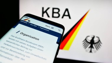Stuttgart, Almanya - 09-17-2023: Alman federal ajansı Kraftfahrt-Bundesamt 'ın (KBA) internet sitesiyle birlikte cep telefonu logonun önünde ekranda. Telefon ekranının sol üst kısmına odaklan.