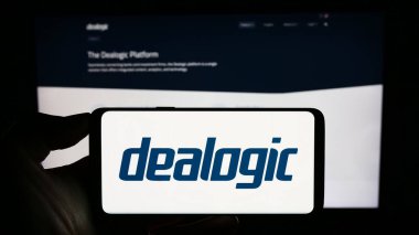 Stuttgart, Almanya - 09-17-2023: İngiliz finans şirketi Dealogic Ltd. 'nin logosuyla cep telefonu sahibi kişi iş sayfasının önünde ekranda. Telefon ekranına odaklan.