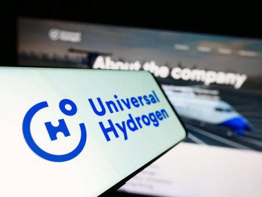 Stuttgart, Almanya - 09-18-2023: Web sitesinin önünde ekranda Amerikan havacılık şirketi Universal Hydrogen Co. 'nun logosunun bulunduğu cep telefonu. Telefon ekranının merkez soluna odaklan.