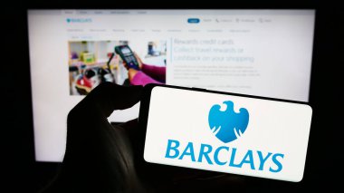 Stuttgart, Almanya - 09-18-2023: İngiliz evrensel bankası Barclays plc logosuna sahip akıllı telefon sahibi kişi web sitesinin önünde ekranda. Telefon ekranına odaklan.