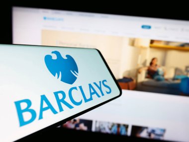 Stuttgart, Almanya - 09-18-2023: İngiliz evrensel bankası Barclays plc logosuna sahip akıllı telefon şirket web sitesinin önünde ekranda. Telefon ekranının merkez sağına odaklan.