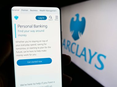 Stuttgart, Almanya - 09-18-2023: İngiliz evrensel bankası Barclays plc 'in web sayfasını elinde tutan kişi logonun önünde ekranda. Telefon ekranının merkezine odaklan.