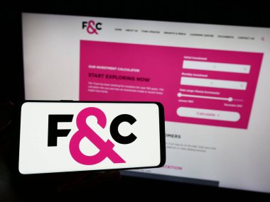 Stuttgart, Almanya - 09-19-2023: Yabancı Koloni Yatırım Tröstü şirketinin logosunun bulunduğu cep telefonu web sayfasının önünde duruyor. Telefon ekranına odaklan.