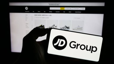 Stuttgart, Almanya - 09-19-2023: İngiliz perakende şirketi JD Sports Fashion plc 'in logosuna sahip kişi web sitesi önünde ekranda. Telefon ekranına odaklan.