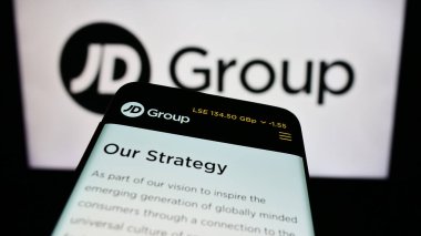 Stuttgart, Almanya - 09-19-2023: İngiliz perakende şirketi JD Sports Fashion plc 'in web sitesi olan cep telefonu iş logosu önünde ekranda. Telefon ekranının sol üst kısmına odaklan.