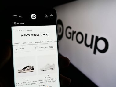 Stuttgart, Almanya - 09-19-2023: İngiliz perakende şirketi JD Sports Fashion plc 'in web sayfası ile akıllı telefon sahibi kişi logolu ekranda. Telefon ekranının merkezine odaklan.