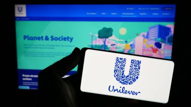 Stuttgart, Almanya - 09-19-2023: İngiliz tüketici malları şirketi Unilever plc 'in logosunun bulunduğu cep telefonu web sayfasının önünde. Telefon ekranına odaklan.