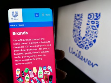 Stuttgart, Almanya - 09-19-2023: İngiliz tüketici malları şirketi Unilever plc 'in web sayfası ve logosu olan kişi. Telefon ekranının merkezine odaklan.