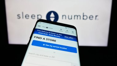 Stuttgart, Almanya - 09-20-2023: ABD 'li yatak şirketi Uyku Numarası Şirketi' nin web sitesi olan cep telefonu iş logosu önünde ekranda. Telefon ekranının sol üst kısmına odaklan.