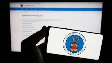 Stuttgart, Almanya - 09-20-2023: ABD Çalışma Bakanlığı (US DOL) mührünü taşıyan kişi web sitesi önünde ekranda. Telefon ekranına odaklan.