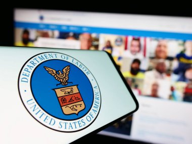 Stuttgart, Almanya - 09-20-2023: ABD Çalışma Bakanlığı (US DOL) mührlü akıllı telefon İnternet sitesi önünde ekranda. Telefon ekranının merkezine odaklan.