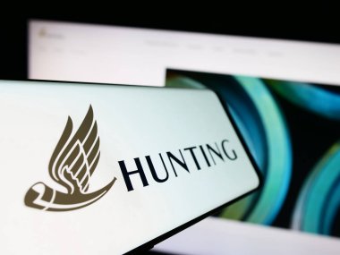 Stuttgart, Almanya - 09-20-2023: İnternet sitesinin önünde ekranda İngiliz enerji teknolojisi şirketi Hunting plc 'nin logosuna sahip cep telefonu. Telefon ekranının merkez soluna odaklan.
