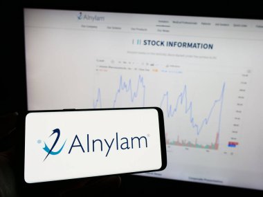 Stuttgart, Almanya - 09-20-2023: Amerikan şirketi Alnylam Pharmaceuticals Inc. 'in logosunun bulunduğu cep telefonu web sayfasının önünde ekranda. Telefon ekranına odaklan.