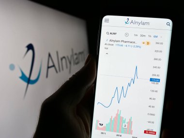 Stuttgart, Almanya - 09-20-2023: ABD 'li şirket Alnylam Pharmaceuticals Inc.' in web sayfası olan cep telefonu logonun önünde ekranda. Telefon ekranının merkezine odaklan.