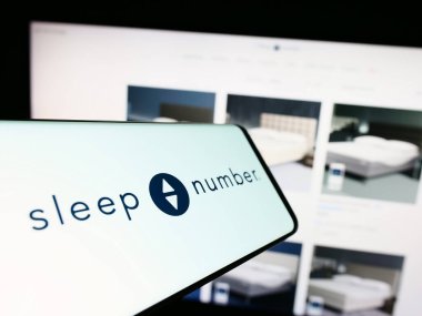 Stuttgart, Almanya - 09-20-2023: Web sitesinin önünde ekranda Amerikan yatak şirketi Uyku Numarası Şirketi 'nin logosu olan cep telefonu. Telefon ekranının merkezine odaklan.