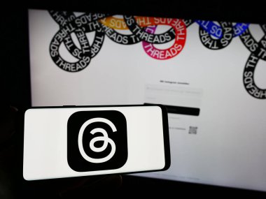 Stuttgart, Almanya - 09-21-2023: İnternet sitesi önünde üzerinde sosyal ağ başlıkları (Meta Platformları Inc.) logosu bulunan akıllı telefon sahibi kişi. Telefon ekranına odaklan.