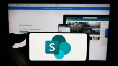 Stuttgart, Almanya - 09-21-2023: İşbirlikçi platform logosu olan cep telefonu şirketi web sayfası önünde ekranda. Telefon ekranına odaklan.