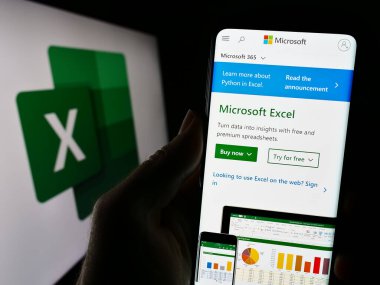 Stuttgart, Almanya - 09-21-2023: Hesap çizelgesi editörü Microsoft Excel 'in web sitesi olan cep telefonu logosu önünde ekranda. Telefon ekranının merkezine odaklan.
