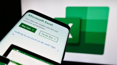 Stuttgart, Almanya - 09-21-2023: İş logosu önünde ekranda hesap çizelgesi editörü Microsoft Excel 'in web sayfası bulunan cep telefonu. Telefon ekranının sol üst kısmına odaklan.