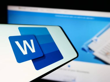 Stuttgart, Almanya - 09-21-2023: Kelime işleme yazılımı logosu olan cep telefonu Microsoft Word şirketin web sitesinin önünde ekranda. Telefon ekranının merkez soluna odaklan.
