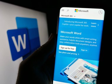 Stuttgart, Almanya - 09-21-2023: Kelime işleme yazılımı Microsoft Word 'ün web sitesi olan cep telefonu logosu önünde ekranda. Telefon ekranının merkezine odaklan.