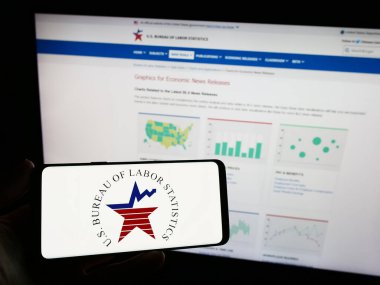 Stuttgart, Almanya - 09-21-2023: ABD Çalışma İstatistik Bürosu 'nun (BLS) logosuna sahip kişi web sitesi önünde ekranda. Telefon ekranına odaklan.