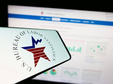 Stuttgart, Almanya - 09-21-2023: İnternet sitesi önünde ABD Çalışma İstatistik Bürosu (BLS) logosu bulunan akıllı telefon. Telefon ekranının merkez soluna odaklan.