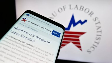 Stuttgart, Almanya - 09-21-2023: ABD Çalışma İstatistik Bürosu 'nun (BLS) web sitesiyle birlikte logo önünde cep telefonu. Telefon ekranının sol üst kısmına odaklan.