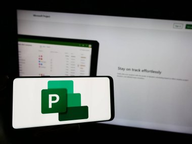 Stuttgart, Almanya - 09-21-2023: Proje yönetimi yazılımı Microsoft Project logosu olan cep telefonu web sayfası önünde ekranda. Telefon ekranına odaklan.