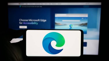 Stuttgart, Almanya - 09-21-2023: İnternet tarayıcısı Microsoft Edge logosu olan cep telefonu şirketinin web sayfası önünde ekranda. Telefon ekranına odaklan.
