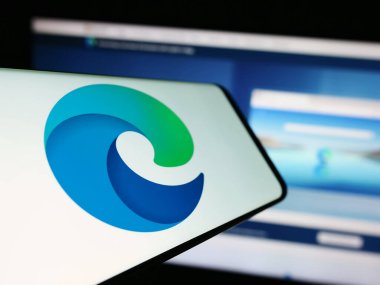 Stuttgart, Almanya - 09-21-2023: İnternet tarayıcısı Microsoft Edge logolu cep telefonu iş dünyasının web sitesinin önünde ekranda. Telefon ekranının merkezine odaklan.