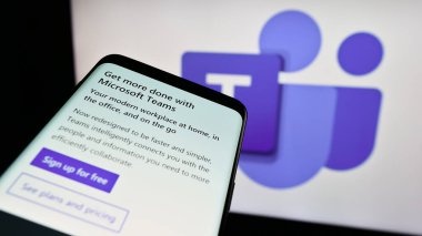 Stuttgart, Almanya - 09-21-2023: Ticari iletişim platformu web sitesi Microsoft Ekipleri 'nin bulunduğu cep telefonu logonun önünde ekranda. Telefon ekranının sol üst kısmına odaklan.