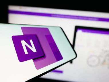 Stuttgart, Almanya - 09-21-2023: Not alma yazılımı logosu olan akıllı telefon Microsoft OneNote iş dünyasının web sitesinin önünde ekranda. Telefon ekranının soluna odaklan.