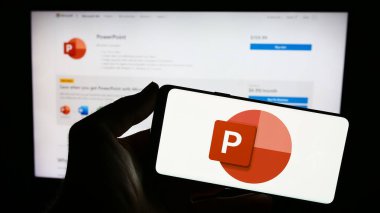 Stuttgart, Almanya - 09-21-2023: Web sitesinin önünde Microsoft PowerPoint sunum yazılımının logosuna sahip akıllı telefon sahibi kişi. Telefon ekranına odaklan.