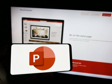 Stuttgart, Almanya - 09-21-2023: Microsoft PowerPoint sunum yazılımının logosunun bulunduğu cep telefonu şirketi web sayfası önünde ekranda. Telefon ekranına odaklan.