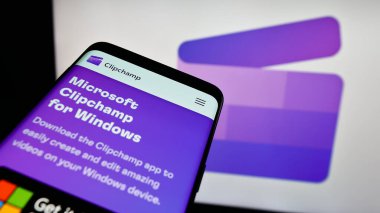 Stuttgart, Almanya - 09-22-2023: Mobile phone with website of video editing software Clipchamp (Microsoft) on screen on logo. Telefon ekranının sol üst kısmına odaklan.