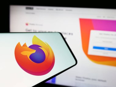 Stuttgart, Almanya - 09-22-2023: İnternet sitesinin önünde ekranda açık kaynak web tarayıcısı Mozilla Firefox logosu bulunan cep telefonu. Telefon ekranının merkezine odaklan.